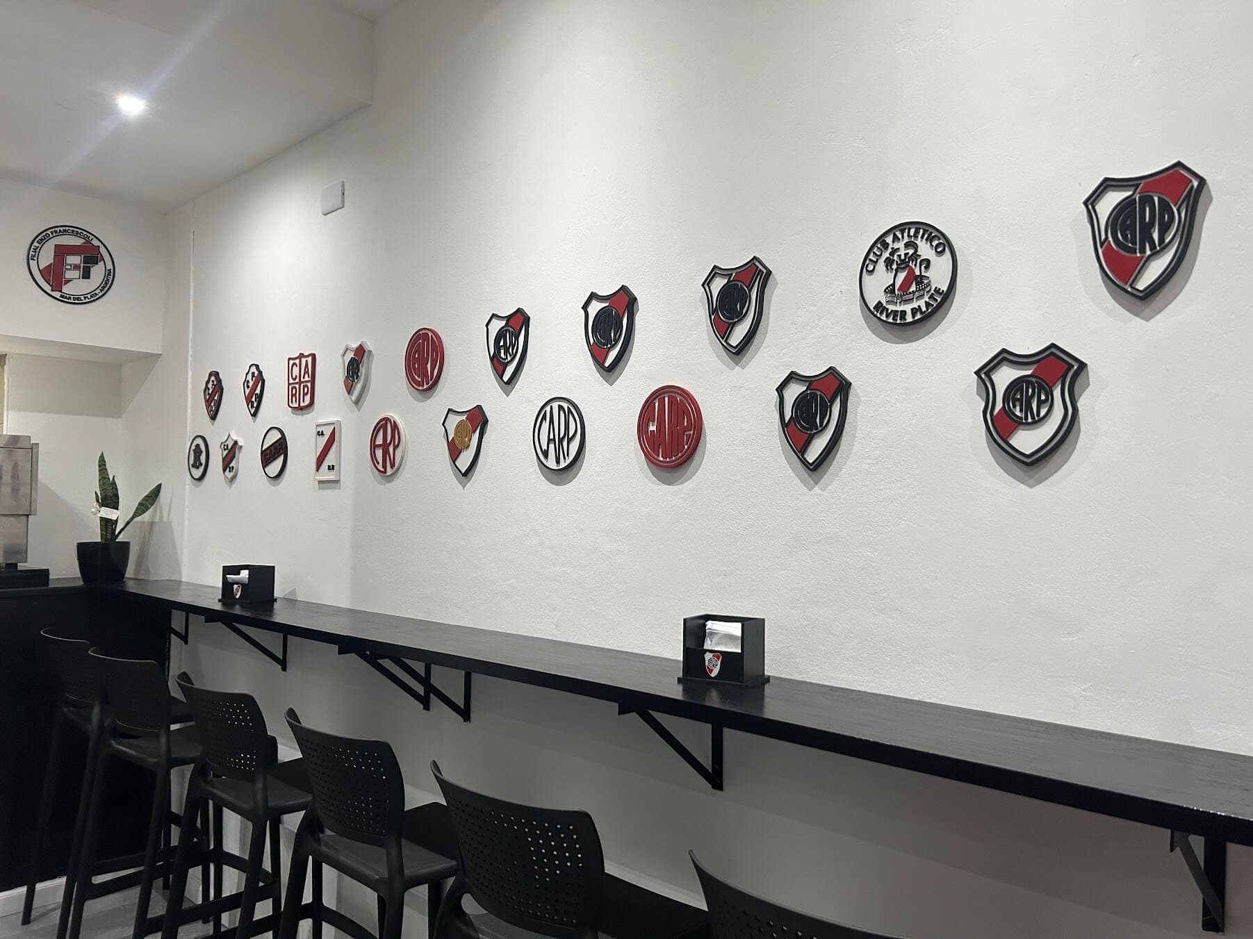 Pared de escudos de River Plate en la sede de la filial