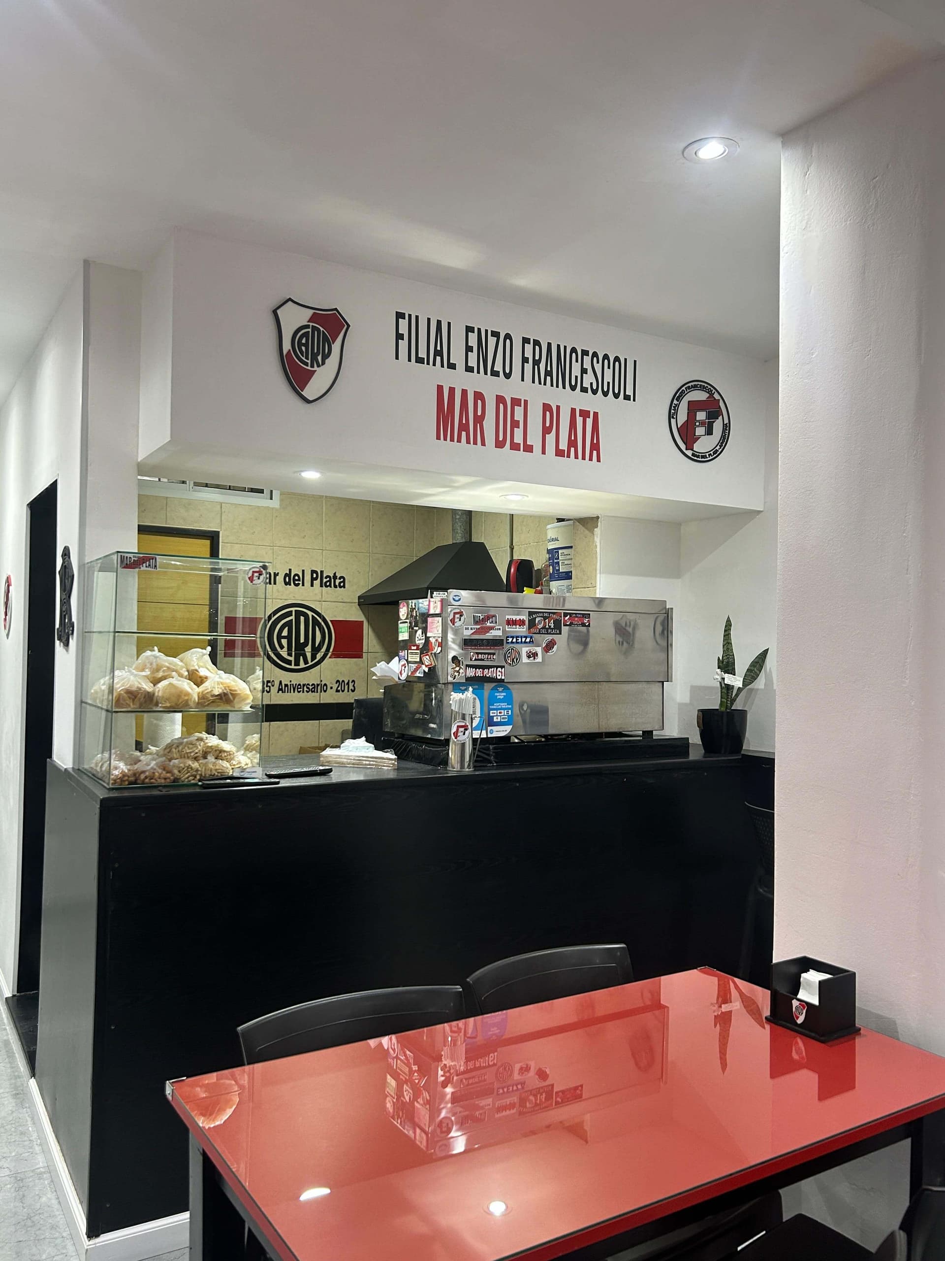 Camisetas de River Plate colgadas en la sede