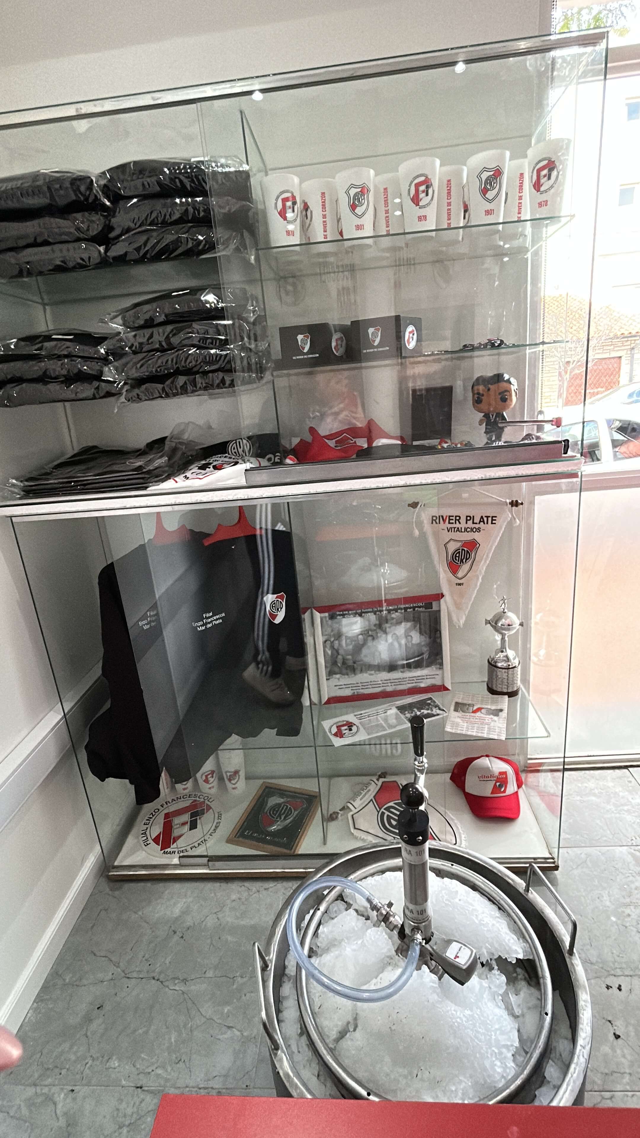 Vitrina con merchandising de la Filial Enzo Francescoli